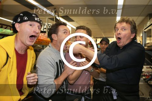 Amsterdam Zuid-Oost, 11 December 2012
Hamburgers bakken met Gerard Joling, Robert ten Brink, Ajouad El-Miloudi en
Bobbie ( Van Ernst en de rest) voor het goede doel, de Ronald McDonald Stichting
Foto Peter Smulders BV