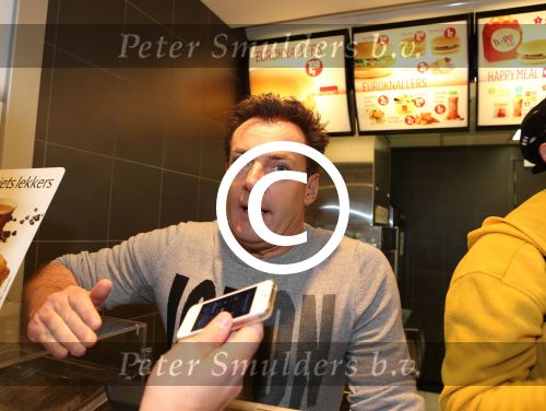 Amsterdam Zuid-Oost, 11 December 2012
Hamburgers bakken met Gerard Joling, Robert ten Brink, Ajouad El-Miloudi en
Bobbie ( Van Ernst en de rest) voor het goede doel, de Ronald McDonald Stichting
Foto Peter Smulders BV