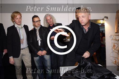Amsterdam 30 november 2012
Presentatie  schoenenlijn Gordon by mascolori. LA The voices nemen de eerste schoenen in ontvangst uit handen van Raymond Landegent.
Peter Smulders bv