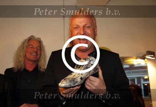 Amsterdam 30 november 2012
Presentatie  schoenenlijn Gordon by mascolori. LA The voices nemen de eerste schoenen in ontvangst uit handen van Raymond Landegent.
Peter Smulders bv