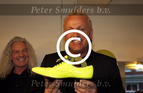 Amsterdam 30 november 2012
Presentatie  schoenenlijn Gordon by mascolori. LA The voices nemen de eerste schoenen in ontvangst uit handen van Raymond Landegent.
Peter Smulders bv