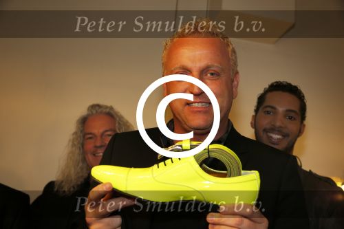 Amsterdam 30 november 2012
Presentatie  schoenenlijn Gordon by mascolori. LA The voices nemen de eerste schoenen in ontvangst uit handen van Raymond Landegent.
Peter Smulders bv