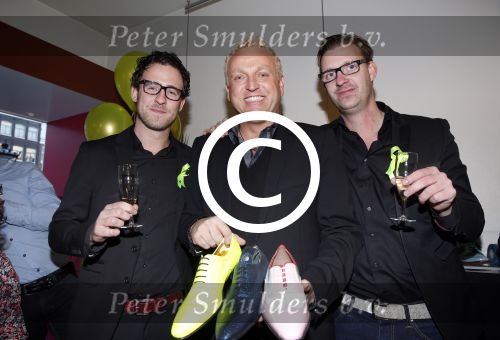 Amsterdam 30 november 2012
Presentatie  schoenenlijn Gordon by mascolori. LA The voices nemen de eerste schoenen in ontvangst uit handen van Raymond Landegent.
Peter Smulders bv
