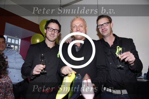 Amsterdam 30 november 2012
Presentatie  schoenenlijn Gordon by mascolori. LA The voices nemen de eerste schoenen in ontvangst uit handen van Raymond Landegent.
Peter Smulders bv