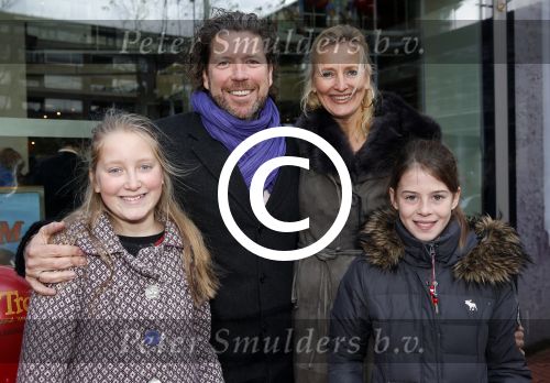 Amstelveen 9 december 2012
Premiere Dik Trom in schouwburg Amstelveen. henkjan Smits met vrouw en dochter
Peter Smulders bv