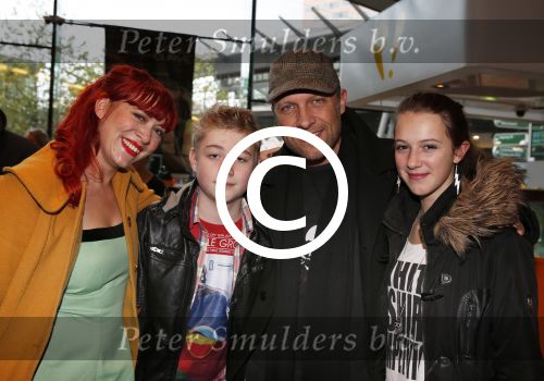 Amsterdam 25 november 2012
Premiere de vijf legendes in pathe arena. Hugo Metsers met een vriendin haar zoon en zijn dochter
Peter Smulders bv