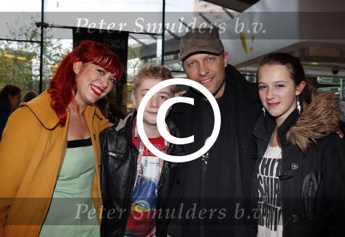Amsterdam 25 november 2012
Premiere de vijf legendes in pathe arena. Hugo Metsers met een vriendin haar zoon en zijn dochter
Peter Smulders bv