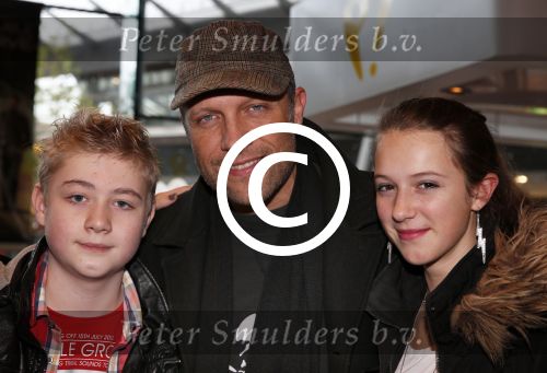 Amsterdam 25 november 2012
Premiere de vijf legendes in pathe arena. Hugo Metsers met een vriendin haar zoon en zijn dochter
Peter Smulders bv