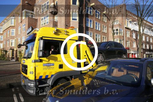Amsterdam 22 november 2012
Uit de Porsche Cayenne Hybrid van jack Spijkerman zijn de xenon koplampen gestolen.
Peter Smulders bv