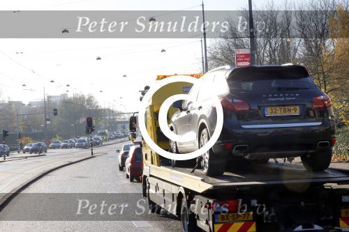 Amsterdam 22 november 2012
Uit de Porsche Cayenne Hybrid van jack Spijkerman zijn de xenon koplampen gestolen.
Peter Smulders bv