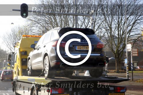 Amsterdam 22 november 2012
Uit de Porsche Cayenne Hybrid van jack Spijkerman zijn de xenon koplampen gestolen.
Peter Smulders bv