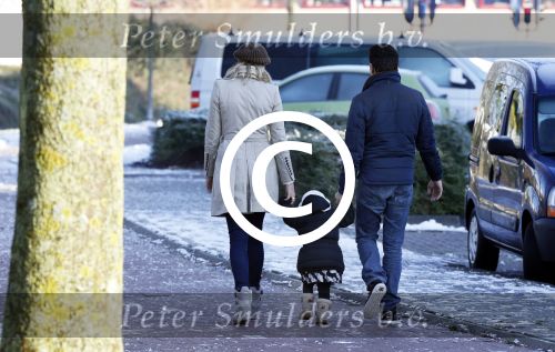 Volendam 8 december 2012
Jan Lisa en Emma Smit in de sneeuw in Volendam.
Peter Smulders bv