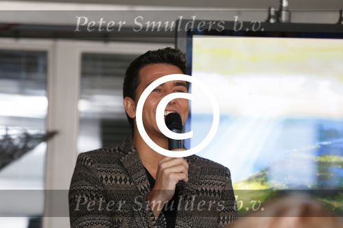 Muiderberg 12 december 2012
Presentatie beste zangers van Nederland met oa Rob de Nijs Angela Groothuizen Bastiaan ragasSimone Kleinsma Tim Douwsma Charly Luske en presentator Jan Smit.
Peter Smulders bv