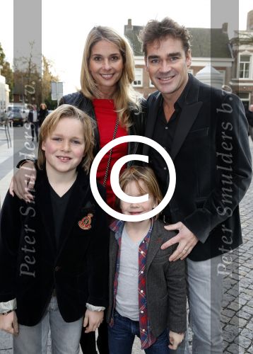 Den Bosch 25 november 2012
Premiere Annie in theater de parade. Jeroen v d Boom met vrouw Dani en zoons
Peter Smulders bv