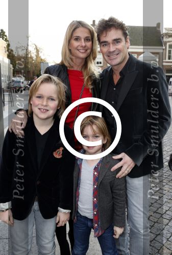 Den Bosch 25 november 2012
Premiere Annie in theater de parade. Jeroen v d Boom met vrouw Dani en zoons
Peter Smulders bv