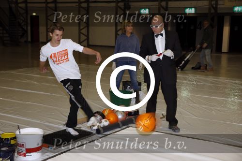 Katwijk Leiden 28 november 2012
Edwin en Annemarie v d sar en hun kinderen Joe en Lynn maken schilderije met Pim Smit die verkocht gaan worden voor de edwin v d Sar foundation.
Peter Smulders bv