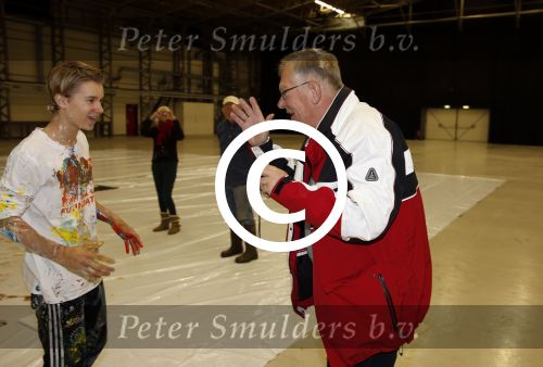 Katwijk Leiden 28 november 2012
Edwin en Annemarie v d sar en hun kinderen Joe en Lynn maken schilderije met Pim Smit die verkocht gaan worden voor de edwin v d Sar foundation.
Peter Smulders bv
