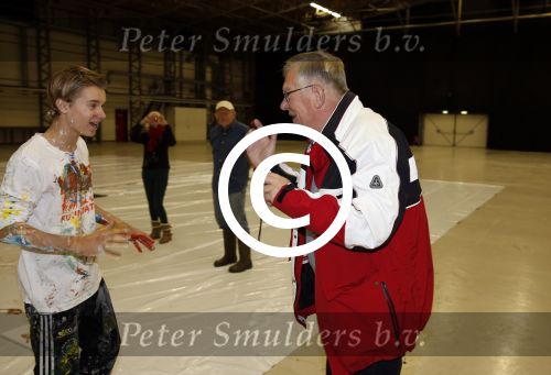 Katwijk Leiden 28 november 2012
Edwin en Annemarie v d sar en hun kinderen Joe en Lynn maken schilderije met Pim Smit die verkocht gaan worden voor de edwin v d Sar foundation.
Peter Smulders bv