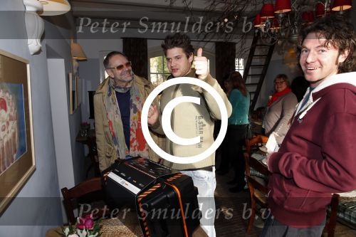 Hemmen 30 november 2012
Rob en Henriette de Nijs samen met zoons Robert en Joshi en Belinda Meuldijk met man Thierry Duval in restaurant Kerkplein 10.
Peter Smulders bv