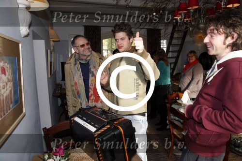 Hemmen 30 november 2012
Rob en Henriette de Nijs samen met zoons Robert en Joshi en Belinda Meuldijk met man Thierry Duval in restaurant Kerkplein 10.
Peter Smulders bv