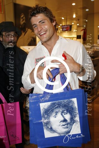 Amsterdam 3 december 2006
Bekende Nederlanders verkopen art bags tbv het aidsfonds in de bijenkorf in Amsterdam. Koert-Jan de Bruijn
Peter Smulders bv