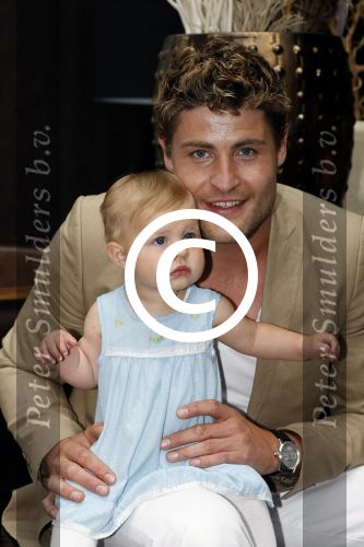 Amsterdam 12 juni 2009
Papa van het jaar verkiezing 
Koert-Jan de Bruijn met zijn vriendin Charlotte en dochter.