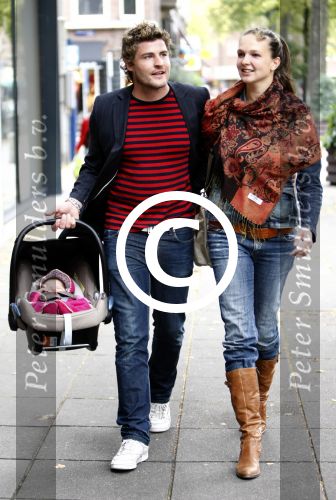 Amsterdam 23 september 2008
Koert-Jan de Bruijn met zijn vriendin Charlotte en hun dochter Keetje Sofia in de maxi cosi.
Peter Smulders bv