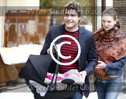 Amsterdam 23 september 2008
Koert-Jan de Bruijn met zijn vriendin Charlotte en hun dochter Keetje Sofia in de maxi cosi.
Peter Smulders bv