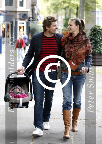 Amsterdam 23 september 2008
Koert-Jan de Bruijn met zijn vriendin Charlotte en hun dochter Keetje Sofia in de maxi cosi.
Peter Smulders bv