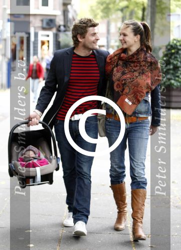 Amsterdam 23 september 2008
Koert-Jan de Bruijn met zijn vriendin Charlotte en hun dochter Keetje Sofia in de maxi cosi.
Peter Smulders bv