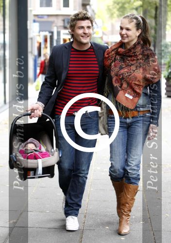 Amsterdam 23 september 2008
Koert-Jan de Bruijn met zijn vriendin Charlotte en hun dochter Keetje Sofia in de maxi cosi.
Peter Smulders bv