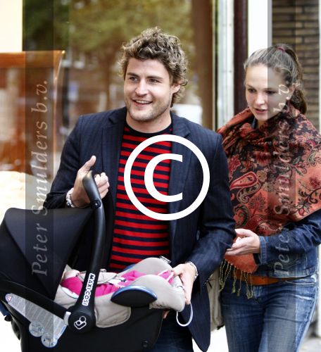 Amsterdam 23 september 2008
Koert-Jan de Bruijn met zijn vriendin Charlotte en hun dochter Keetje Sofia in de maxi cosi.
Peter Smulders bv