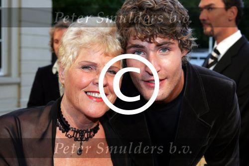 Den Haag 30 augustus 2004
Premiere Passion in schouwburg Den Haag.
Koert-Jan de Bruijn met moeder
Peter Smulders bv