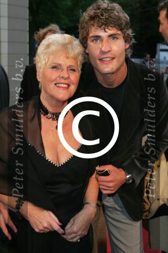 Den Haag 30 augustus 2004
Premiere Passion in schouwburg Den Haag.
Koert-Jan de Bruijn met moeder
Peter Smulders bv