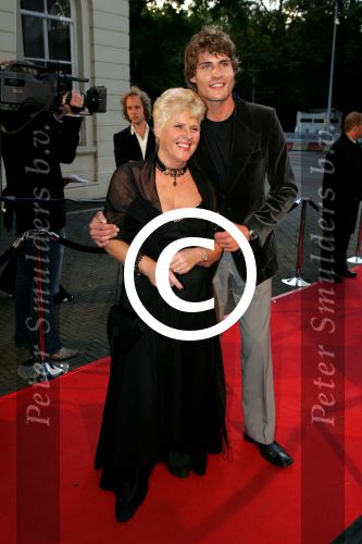 Den Haag 30 augustus 2004
Premiere Passion in schouwburg Den Haag.
Koert-Jan de Bruijn met moeder
Peter Smulders bv