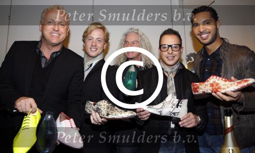 Amsterdam 30 november 2012
Presentatie  schoenenlijn Gordon by mascolori. LA The voices nemen de eerste schoenen in ontvangst uit handen van Raymond Landegent.
Peter Smulders bv