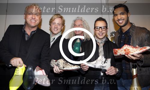 Amsterdam 30 november 2012
Presentatie  schoenenlijn Gordon by mascolori. LA The voices nemen de eerste schoenen in ontvangst uit handen van Raymond Landegent.
Peter Smulders bv