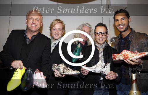 Amsterdam 30 november 2012
Presentatie  schoenenlijn Gordon by mascolori. LA The voices nemen de eerste schoenen in ontvangst uit handen van Raymond Landegent.
Peter Smulders bv