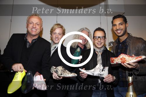 Amsterdam 30 november 2012
Presentatie  schoenenlijn Gordon by mascolori. LA The voices nemen de eerste schoenen in ontvangst uit handen van Raymond Landegent.
Peter Smulders bv