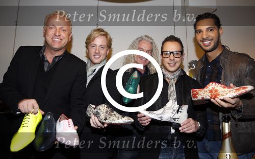 Amsterdam 30 november 2012
Presentatie  schoenenlijn Gordon by mascolori. LA The voices nemen de eerste schoenen in ontvangst uit handen van Raymond Landegent.
Peter Smulders bv