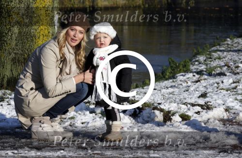 Volendam 8 december 2012
Jan Lisa en Emma Smit in de sneeuw in Volendam.
Peter Smulders bv