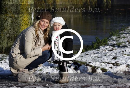 Volendam 8 december 2012
Jan Lisa en Emma Smit in de sneeuw in Volendam.
Peter Smulders bv
