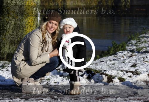 Volendam 8 december 2012
Jan Lisa en Emma Smit in de sneeuw in Volendam.
Peter Smulders bv