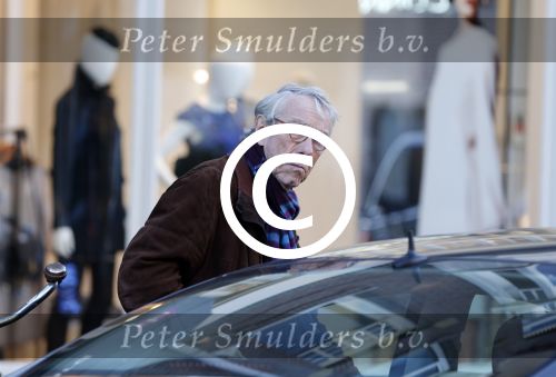 Amsterdam 22 november 2012
Louis v Dijk doet boodschappen op de cornelis schuytstraat.
Peter Smulders bv