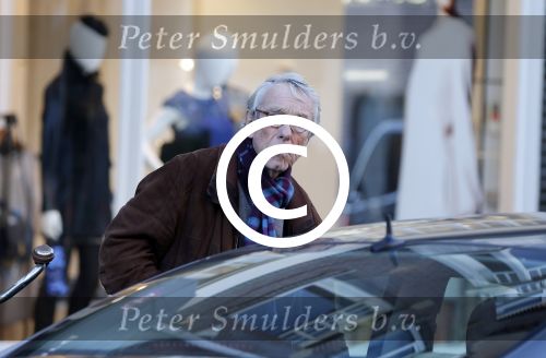 Amsterdam 22 november 2012
Louis v Dijk doet boodschappen op de cornelis schuytstraat.
Peter Smulders bv
