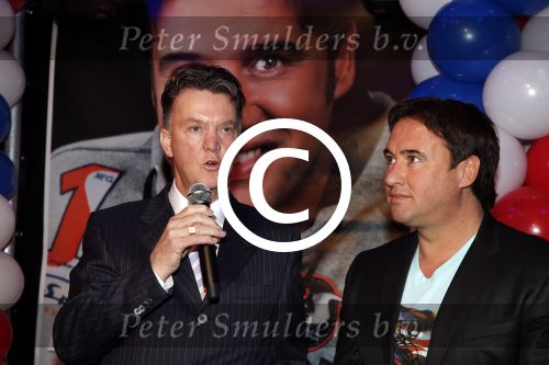 Noordwijk 23 november 2012
Presentatie cd Alex Wielders . Louis v gaal reikt de eerste cd uit.
Peter Smulders bv