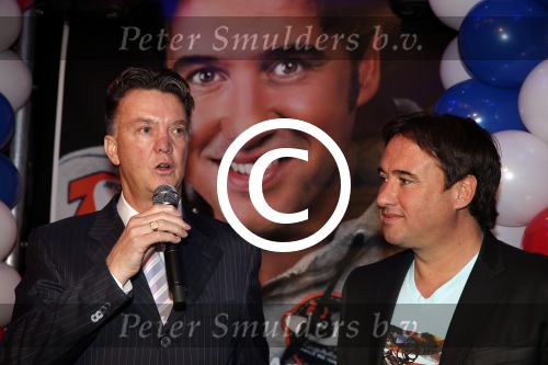 Noordwijk 23 november 2012
Presentatie cd Alex Wielders . Louis v gaal reikt de eerste cd uit.
Peter Smulders bv