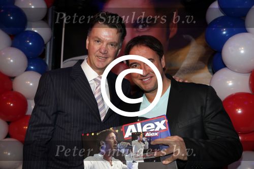 Noordwijk 23 november 2012
Presentatie cd Alex Wielders . Louis v gaal reikt de eerste cd uit.
Peter Smulders bv