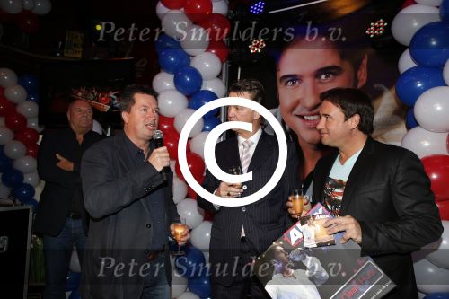 Noordwijk 23 november 2012
Presentatie cd Alex Wielders . Louis v gaal reikt de eerste cd uit. Adrie Berk
Peter Smulders bv