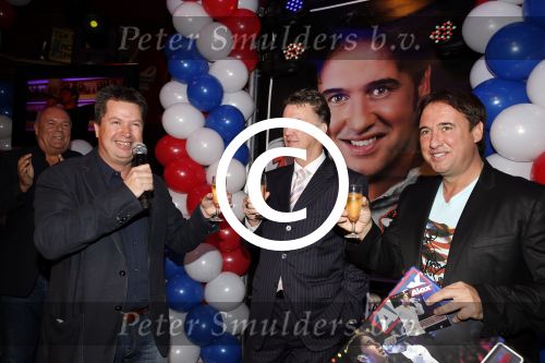 Noordwijk 23 november 2012
Presentatie cd Alex Wielders . Louis v gaal reikt de eerste cd uit. Adrie Berk
Peter Smulders bv